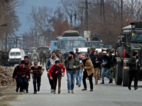 अब लोगों को बनाएगा बंधक