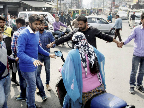 निर्वस्त्र करके खेतों में छोड़ा 