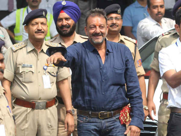 परिवार के साथ संजय दत्त ने की मीडिया से भावुक अपील