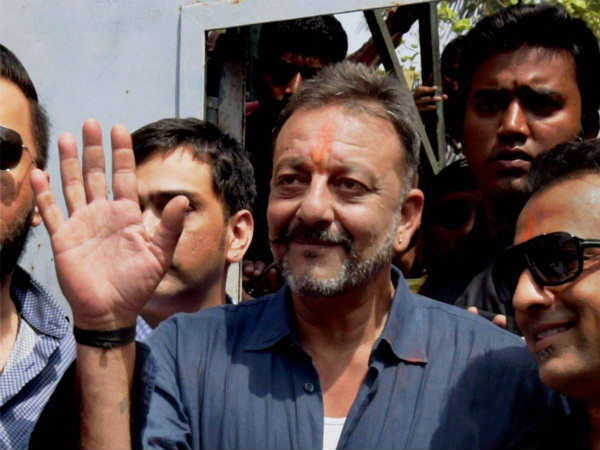 परिवार के साथ संजय दत्त ने की मीडिया से भावुक अपील