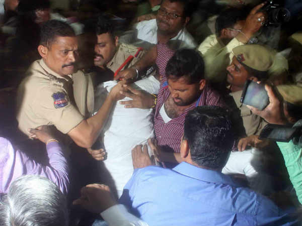 कन्हैया पर जूता 