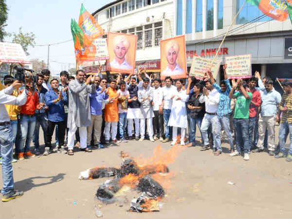 युवा मोर्चा ने किया प्रदर्शन 