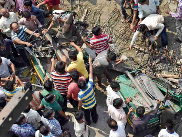 कोलकाता में फ्लाई ओवर गिरा