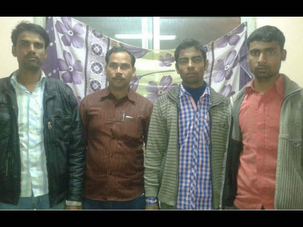 रियाद में फंसे युवक 