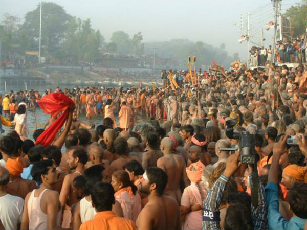 पहले शाही स्नान के लिए उमड़ा आस्था का सैलाब