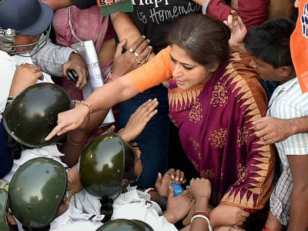 West Bengal Assembly Elections: BJP's Roopa Ganguly manhandles TMC worker outside polling booth West Bengal Assembly Elections: BJP's Roopa Ganguly manhandles TMC worker outside polling booth