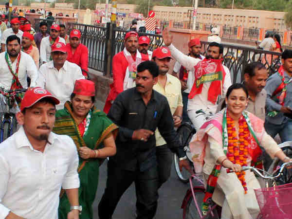 Pics- मुलायम सिंह की बहू पहली बार निकली साइकिल सवारी पर