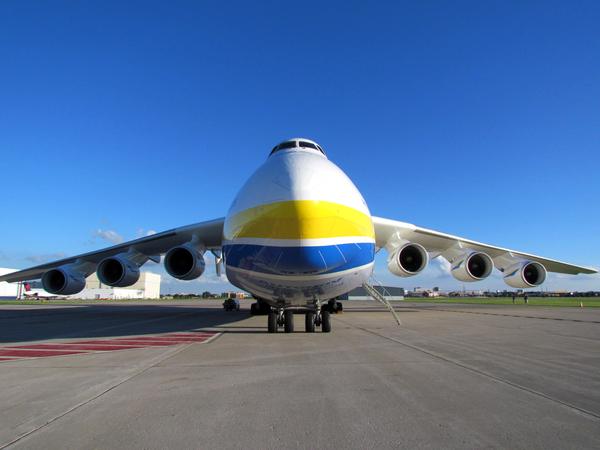 दुनिया के सबसे बड़े कार्गो प्‍लेन की तस्‍वीरें जो पहुंचा भारत