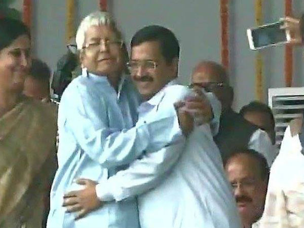 केजरीवाल कोई हिरोइन थोड़े ही हैं जो जबरदस्ती गले लगाऊं: लालू