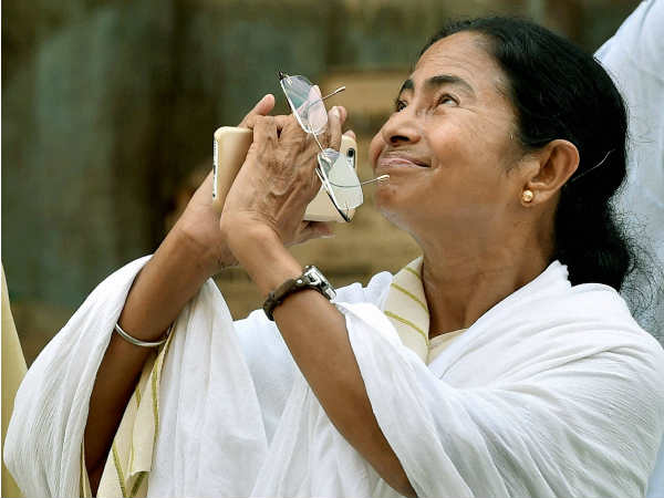 ममता बनर्जी को इलाज की जरूरत