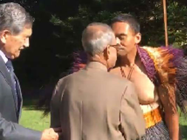 When President Pranab Mukherjee Rubbed Nose With Maori Chief In New Zealand When President Pranab Mukherjee Rubbed Nose With Maori Chief In New Zealand
