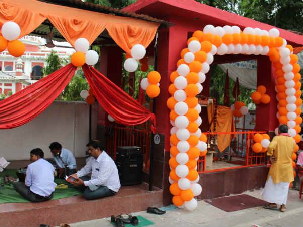 लखनऊ के बड़े मंगल के भंडारे का प्रसाद, कढ़ी चावल, आईसक्रीम, पूड़ी-सब्जी