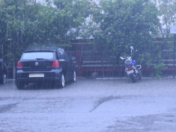 Delhi-NCR में झमाझम बारिश, गर्मी से राहत, मुस्‍कुराए लोग