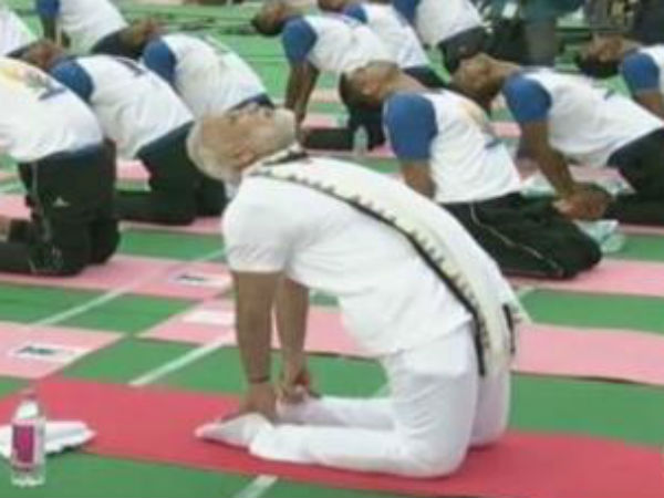  30 हजार लोगों के साथ पीएम मोदी ने किया योग