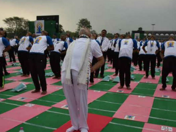 30 हजार लोगों के साथ पीएम मोदी ने किया योग
