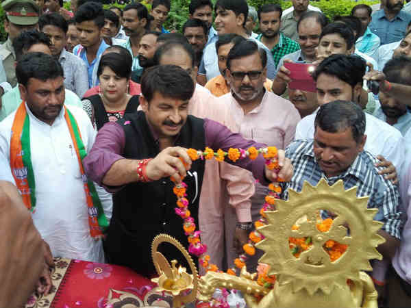 मनोज तिवारी संग भाजपाईयों ने 'गाया' भी और 'बजाया' भी!
