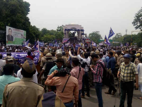 प्रदर्शन में बसपा समर्थकों ने तोड़ी मर्यादा, दयाशंकर की बहन बेटी की मांग