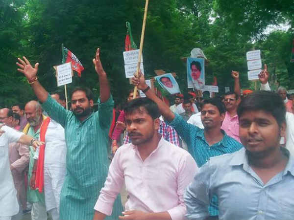 यूपी में प्रदर्शन 