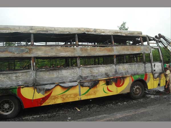 हुबली में बस में लगी आग, तीन लोगों की मौत, आठ घायल।