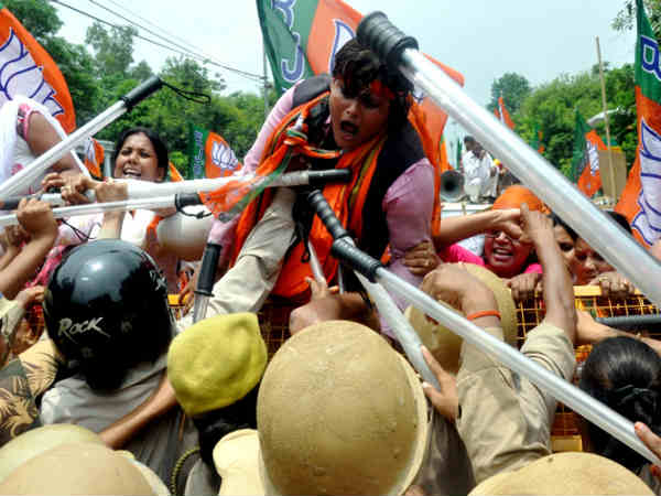 BJP महिला मोर्चा पर चली लाठियां, मायावती ने कहा फ्लॉप प्रदर्शन!