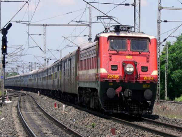 Engine with three Coaches Separated From Mumbai-Bound Train, Run For A Distance Engine with three Coaches Separated From Mumbai-Bound Train, Run For A Distance