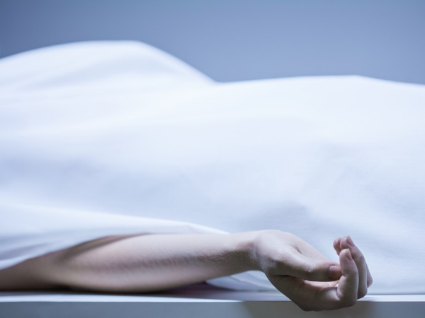 महिला- बच्चों को दूसरे ट्रैक पर ढकेलकर खुद आ गए ट्रेन के आगे