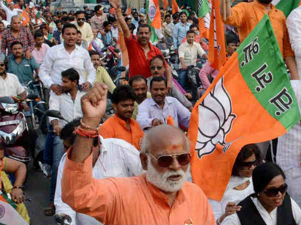 Police lathicharged protesting BJP workers and leaders against law and order Police lathicharged protesting BJP workers and leaders against law and order