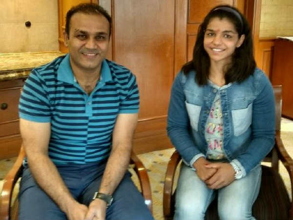 वीरेंद्र सहवाग ने साक्षी मलिक की पूरी की यह इच्छा वीरेंद्र सहवाग ने साक्षी मलिक की पूरी की यह इच्छा