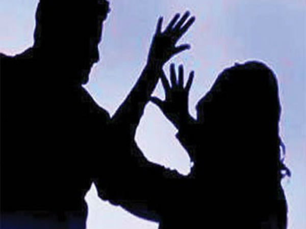 बालकनी में बैठी थी पुलिसवाले की बेटी