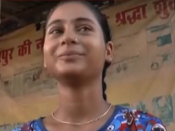 बारिश के मौसम और गंगा के तेज बहाव के बावजूद कानपुर की एक बेटी निकल पड़ी है एक नामुमकिन से दिखने वाले लक्ष्य को हासिल करने। दरअसल, श्रद्धा शुक्ला नाम की यह लड़की इनदिनों देशभर में 'जलपरी' के नाम से चर्चित है। बारिश के मौसम और गंगा के तेज बहाव के बावजूद कानपुर की एक बेटी निकल पड़ी है एक नामुमकिन से दिखने वाले लक्ष्य को हासिल करने। दरअसल, श्रद्धा शुक्ला नाम की यह लड़की इनदिनों देशभर में 'जलपरी' के नाम से चर्चित है।