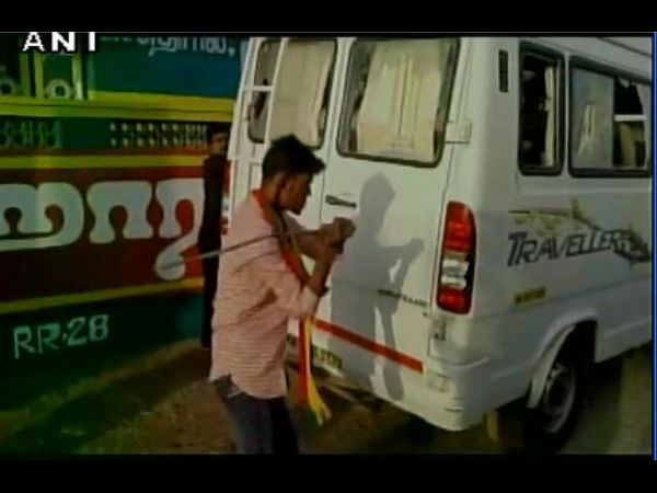 गाड़ियों को फूंका