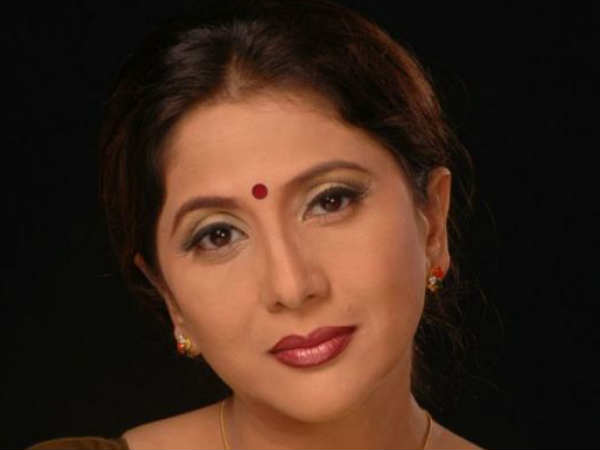 Rats tatters purse of Marathi actress Nivedita Saraf in train Rats tatters purse of Marathi actress Nivedita Saraf in train