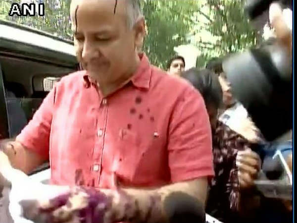 LG आवास के बाहर मनीष सिसोदिया पर फेंकी गई स्याही LG आवास के बाहर मनीष सिसोदिया पर फेंकी गई स्याही