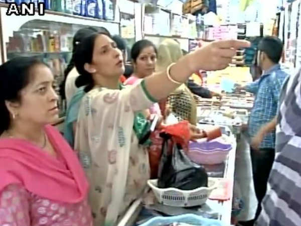 बाजार में कई तरह के गिफ्ट भी उपलब्ध
