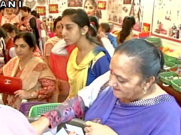 ज्वैलरी की दुकानों पर भी अच्छी खासी भीड़