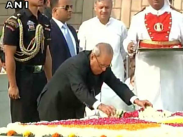 गांधी जयंती : राजघाट पहुंचकर पीएम मोदी ने दी श्रद्धांजलि, लाल बहादुर शास्त्री को भी किया नमन गांधी जयंती : राजघाट पहुंचकर पीएम मोदी ने दी श्रद्धांजलि, लाल बहादुर शास्त्री को भी किया नमन