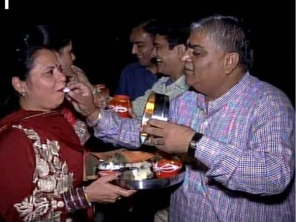 पतियों ने तुड़वाया व्रत