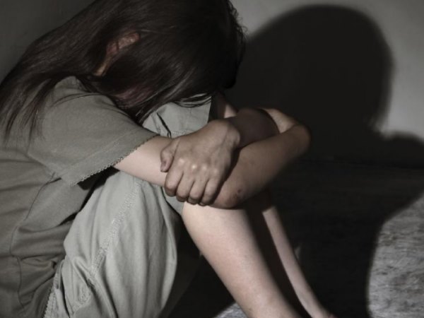 बेटी के नाजुक अंगों में डाला मेटल रॉड