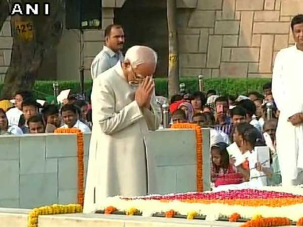गांधी जयंती : राजघाट पहुंचकर पीएम मोदी ने दी श्रद्धांजलि, लाल बहादुर शास्त्री को भी किया नमन गांधी जयंती : राजघाट पहुंचकर पीएम मोदी ने दी श्रद्धांजलि, लाल बहादुर शास्त्री को भी किया नमन