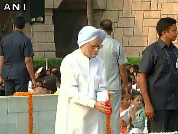 गांधी जयंती : राजघाट पहुंचकर पीएम मोदी ने दी श्रद्धांजलि, लाल बहादुर शास्त्री को भी किया नमन गांधी जयंती : राजघाट पहुंचकर पीएम मोदी ने दी श्रद्धांजलि, लाल बहादुर शास्त्री को भी किया नमन
