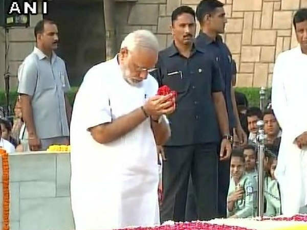 गांधी जयंती : राजघाट पहुंचकर पीएम मोदी ने दी श्रद्धांजलि, लाल बहादुर शास्त्री को भी किया नमन गांधी जयंती : राजघाट पहुंचकर पीएम मोदी ने दी श्रद्धांजलि, लाल बहादुर शास्त्री को भी किया नमन