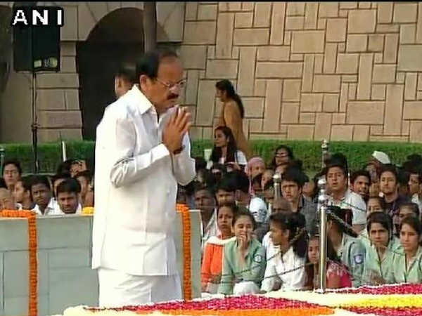 गांधी जयंती : राजघाट पहुंचकर पीएम मोदी ने दी श्रद्धांजलि, लाल बहादुर शास्त्री को भी किया नमन गांधी जयंती : राजघाट पहुंचकर पीएम मोदी ने दी श्रद्धांजलि, लाल बहादुर शास्त्री को भी किया नमन