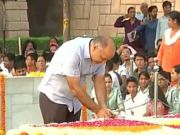 गांधी जयंती : राजघाट पहुंचकर पीएम मोदी ने दी श्रद्धांजलि, लाल बहादुर शास्त्री को भी किया नमन गांधी जयंती : राजघाट पहुंचकर पीएम मोदी ने दी श्रद्धांजलि, लाल बहादुर शास्त्री को भी किया नमन