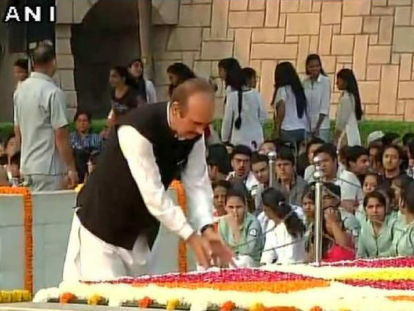 गांधी जयंती : राजघाट पहुंचकर पीएम मोदी ने दी श्रद्धांजलि, लाल बहादुर शास्त्री को भी किया नमन गांधी जयंती : राजघाट पहुंचकर पीएम मोदी ने दी श्रद्धांजलि, लाल बहादुर शास्त्री को भी किया नमन
