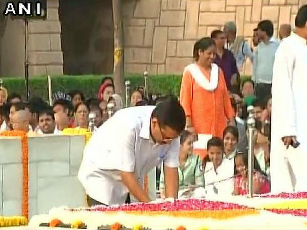 गांधी जयंती : राजघाट पहुंचकर पीएम मोदी ने दी श्रद्धांजलि, लाल बहादुर शास्त्री को भी किया नमन गांधी जयंती : राजघाट पहुंचकर पीएम मोदी ने दी श्रद्धांजलि, लाल बहादुर शास्त्री को भी किया नमन