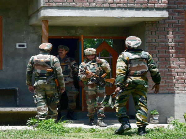 जम्मू-कश्मीर में संदिग्ध आतंकवादियों के ठिकानों से मिले चीनी झंडे, 44 अरेस्ट जम्मू-कश्मीर में संदिग्ध आतंकवादियों के ठिकानों से मिले चीनी झंडे, 44 अरेस्ट