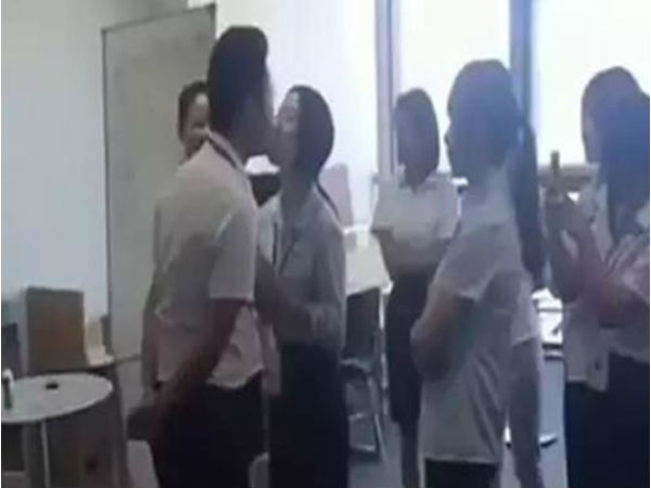 employee kiss boss employee kiss boss