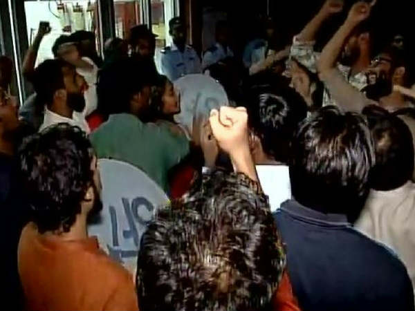 protest by JNU students 'confine' top brass as MSc student Najeeb Ahmed remains untraced. जेएनयू यानी जवाहर लाल नेहरू यूनिवर्सिटी कन्हैया मामले के बाद एक बार फिर से लगातार खबरों में बनी हुई है। इस बार जेएनयू के कुछ छात्रों पर वीसी और रजिस्ट्रार को बंधक बनाने का आरोप है। protest by JNU students 'confine' top brass as MSc student Najeeb Ahmed remains untraced. जेएनयू यानी जवाहर लाल नेहरू यूनिवर्सिटी कन्हैया मामले के बाद एक बार फिर से लगातार खबरों में बनी हुई है। इस बार जेएनयू के कुछ छात्रों पर वीसी और रजिस्ट्रार को बंधक बनाने का आरोप है।