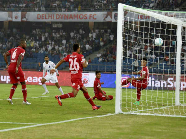 नई दिल्ली। इंडियन सुपर लीग में शनिवार को दिल्ली डायनामोज का मुकाबला अपने घरेलू मैदान पर नार्थईस्ट युनाइटेड एफसी फुटबॉल टीम से हुआ। इस मैच को दिल्ली ने 1-1 से ड्रॉ कराकर अपने जीत के सिलसिले को टूटने नहीं दिया। नई दिल्ली। इंडियन सुपर लीग में शनिवार को दिल्ली डायनामोज का मुकाबला अपने घरेलू मैदान पर नार्थईस्ट युनाइटेड एफसी फुटबॉल टीम से हुआ। इस मैच को दिल्ली ने 1-1 से ड्रॉ कराकर अपने जीत के सिलसिले को टूटने नहीं दिया।