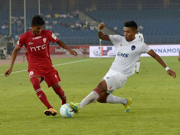 नई दिल्ली। इंडियन सुपर लीग में शनिवार को दिल्ली डायनामोज का मुकाबला अपने घरेलू मैदान पर नार्थईस्ट युनाइटेड एफसी फुटबॉल टीम से हुआ। इस मैच को दिल्ली ने 1-1 से ड्रॉ कराकर अपने जीत के सिलसिले को टूटने नहीं दिया। नई दिल्ली। इंडियन सुपर लीग में शनिवार को दिल्ली डायनामोज का मुकाबला अपने घरेलू मैदान पर नार्थईस्ट युनाइटेड एफसी फुटबॉल टीम से हुआ। इस मैच को दिल्ली ने 1-1 से ड्रॉ कराकर अपने जीत के सिलसिले को टूटने नहीं दिया।